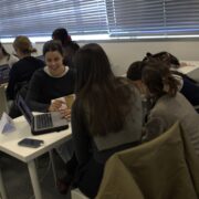 alumnos estudiando recursos humanos