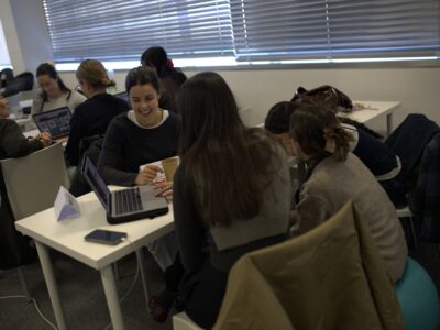 alumnos estudiando recursos humanos