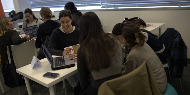 alumnos estudiando recursos humanos